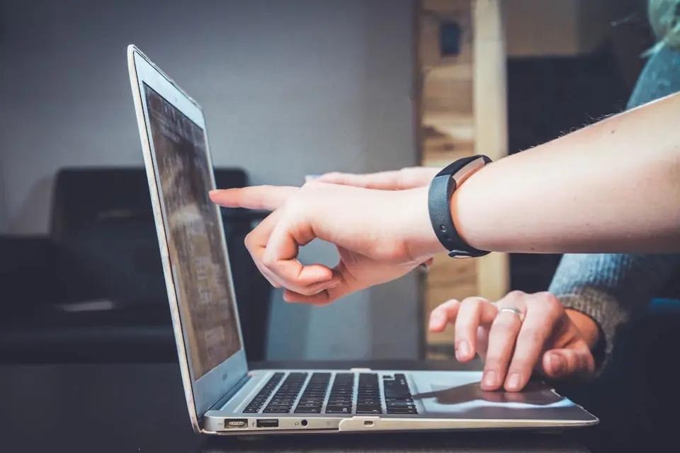 Person som skyddar sin integritet online